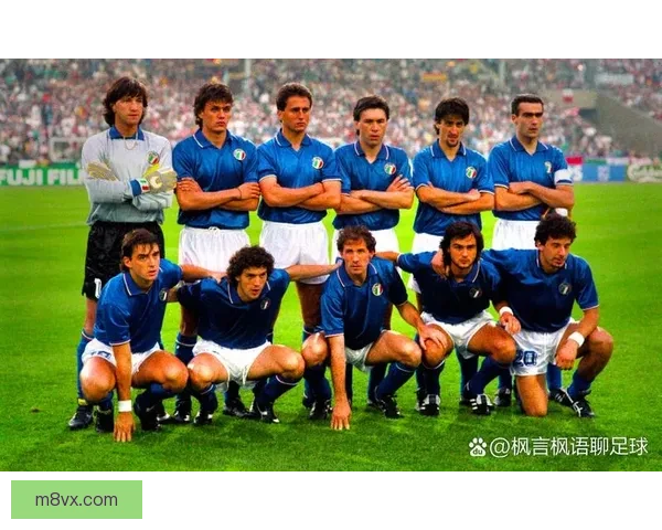 《米兰老照片回顾范博梅尔红黑岁月 再现传奇中场风采》